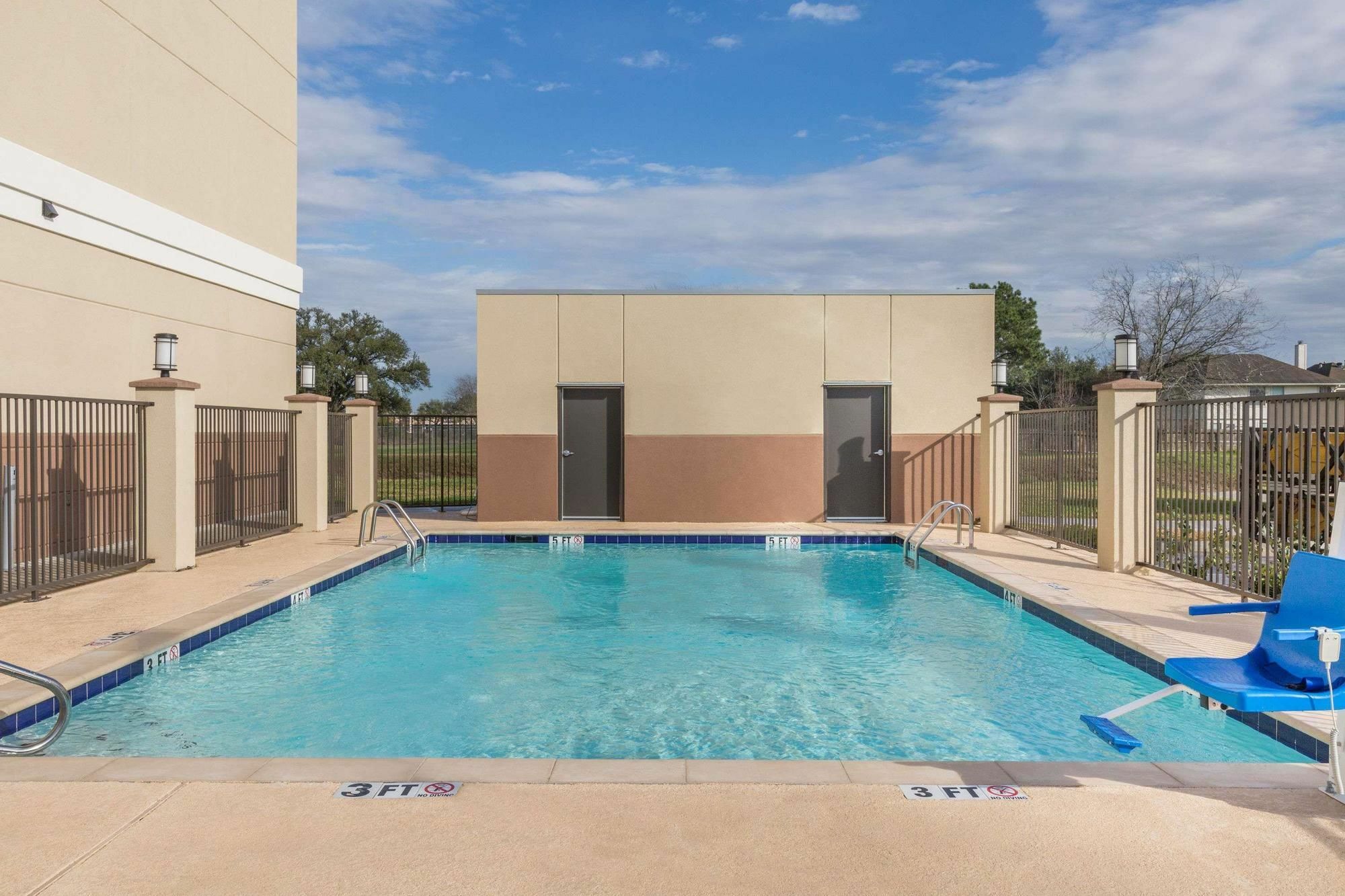 Days Inn & Suites By Wyndham Houston Nw Cypress Exterior photo